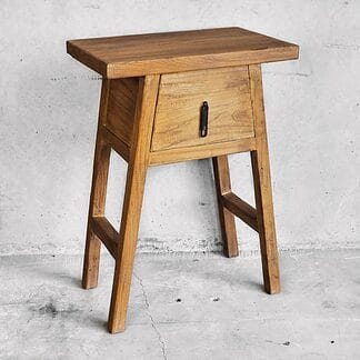 Table de chevet ancienne en bois de forme triangulaire et bois d'orme massif.