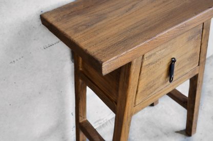 Table de chevet ancienne en bois de forme triangulaire et bois d'orme massif.