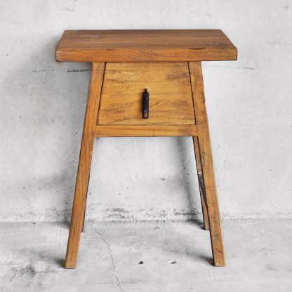 Table de chevet ancienne en bois de forme triangulaire et bois d'orme massif.