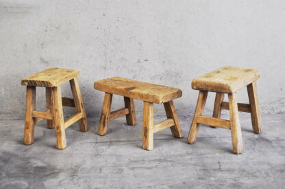 Set de tres taburetes pequeños antiguos.