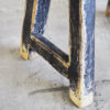 Taburete negro pequeño de madera vintage