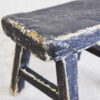 Taburete negro pequeño de madera vintage