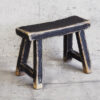 Taburete negro pequeño de madera vintage