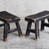 Taburete negro pequeño de madera vintage