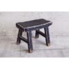 Taburete negro pequeño de madera vintage