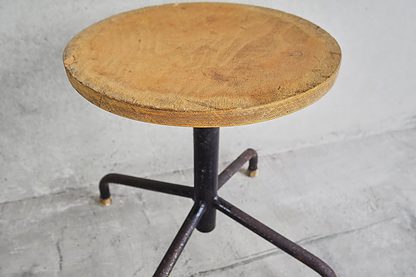 Tabouret vintage industriel rond en métal avec pieds en métal et assise en bois massif (France, vers 1950).