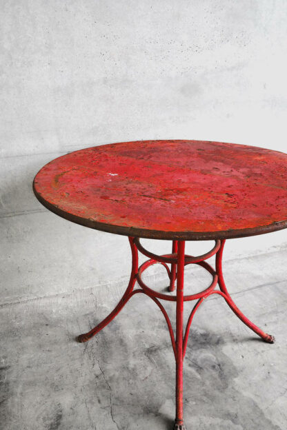 Table d'extérieur ronde ancienne en métal rouge (France, vers 1920).