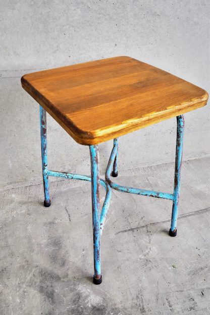 xIndustrial style metal and wood stool with iron legs and a 50 cm high solid wood square seat (France, c.1950).