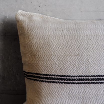 Coussin en lin naturel à rayures noires