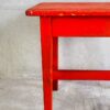 Petite table vintage en bois massif rouge (France, vers 1960).