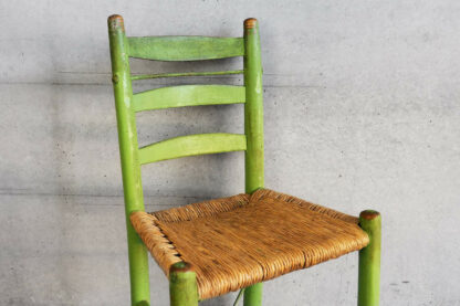 Silla de enea antigua de color verde de madera maciza (Francia, c.1920)