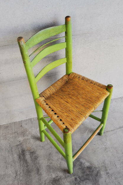 Silla de enea antigua de color verde de madera maciza (Francia, c.1920)