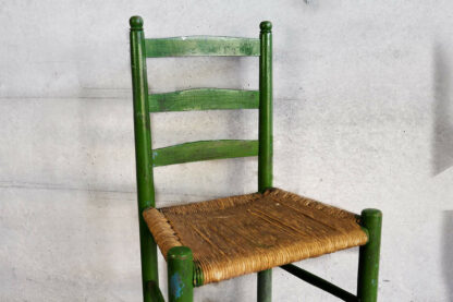 Chaise antique en sparte vert (France, vers 1920)