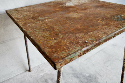 Table de jardin ancienne avec pieds blancs et plateau vert (France, vers 1930)