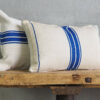 Cojín vintage azul confeccionado con saco antiguo de lino