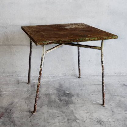 Table de jardin ancienne avec pieds blancs et plateau vert (France, vers 1930)