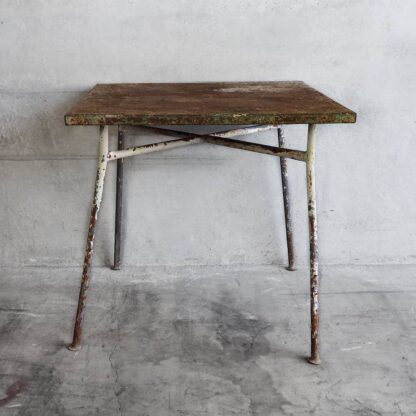 Table de jardin ancienne avec pieds blancs et plateau vert (France, vers 1930)