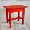 Petite table vintage en bois massif rouge (France, vers 1960).