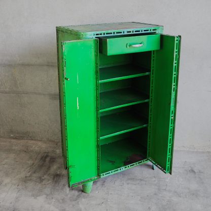 Armoire vintage en métal vert provenant d'une usine automobile (Autriche vers 1950).