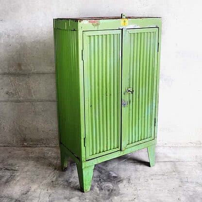 Armoire verte métallique vintage d'une usine automobile (Autriche vers 1950).