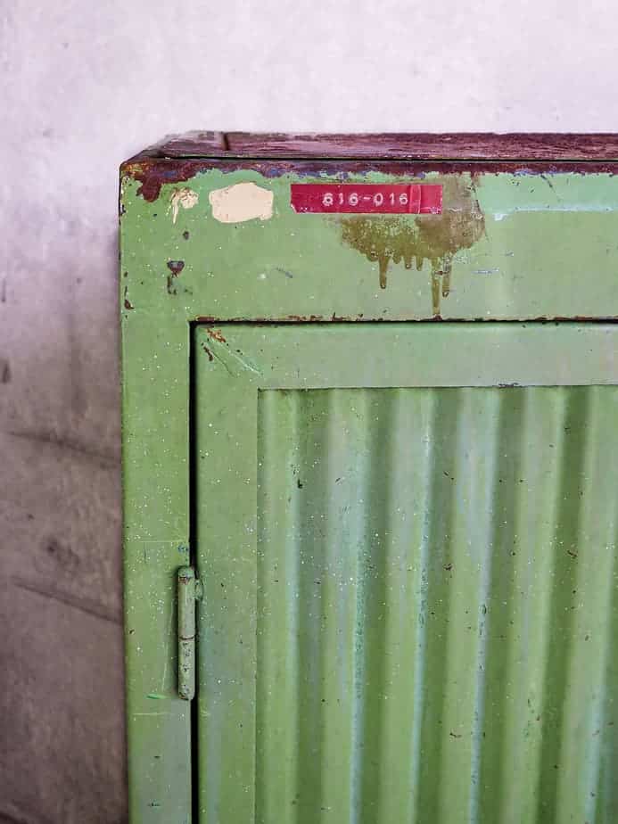 Armoire verte métallique vintage d'une usine automobile (Autriche vers 1950).