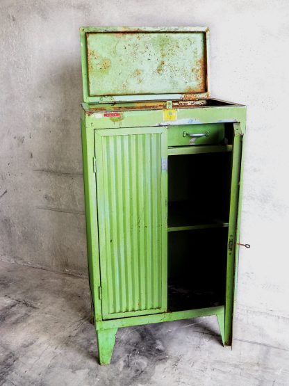 Armoire verte métallique vintage d'une usine automobile (Autriche vers 1950).