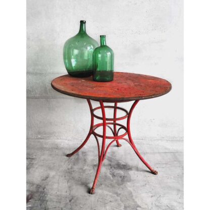 Table d'extérieur ronde ancienne en métal rouge (France, vers 1920).