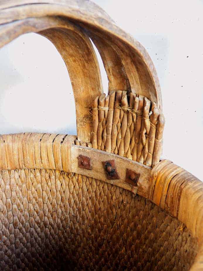 Panier ancien en osier avec manche en bois (Chine, vers 1900)