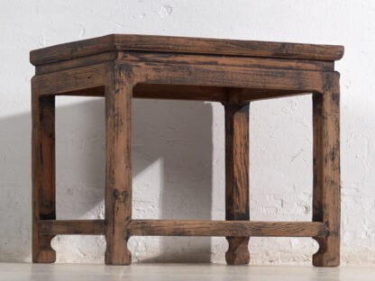 Mesa auxiliar cuadrada de madera antigua maciza