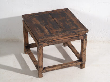 Mesa auxiliar cuadrada de madera antigua maciza