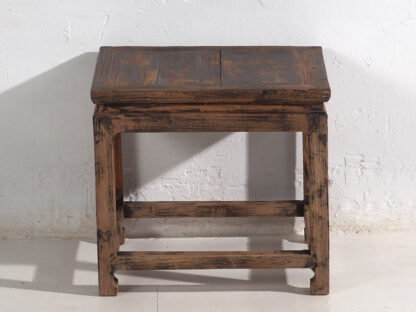 Mesa auxiliar cuadrada de madera antigua maciza