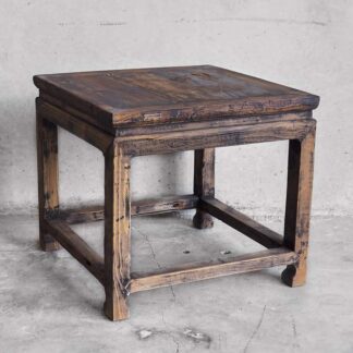 Mesa auxiliar cuadrada de madera antigua maciza