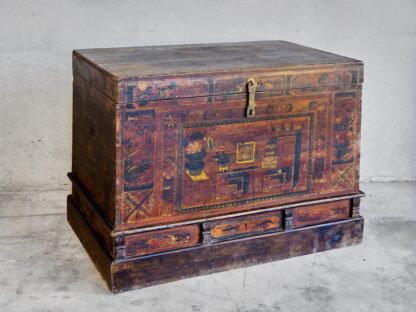 Antique Chinese chest with original floral illustrations from the Imperial Chinese period (China, c.1840).