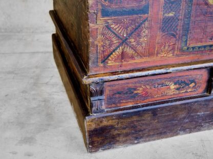 Antique Chinese chest with original floral illustrations from the Imperial Chinese period (China, c.1840).