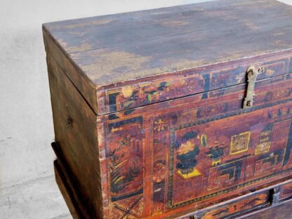 Antique Chinese chest with original floral illustrations from the Imperial Chinese period (China, c.1840).