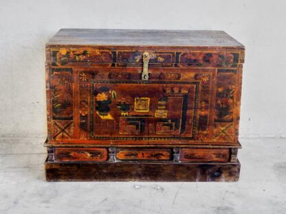 Antique Chinese chest with original floral illustrations from the Imperial Chinese period (China, c.1840).