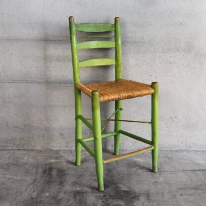 Silla de enea antigua de color verde de madera maciza (Francia, c.1920)