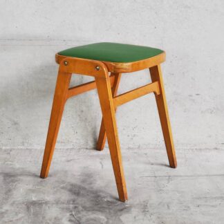 Taburete vintage con patas de madera maciza y asiento de color verde (Austria, c.1950).