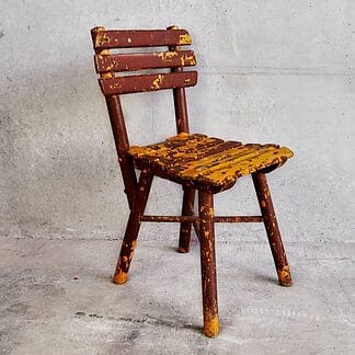 Silla infantil vintage roja y naranja de madera para niño (Francia, c.1950)