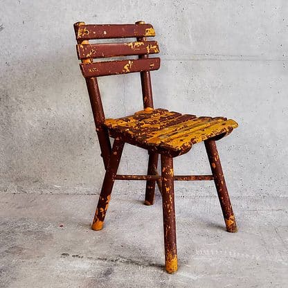 Chaise d'enfant en bois rouge et orange (France, vers 1950)