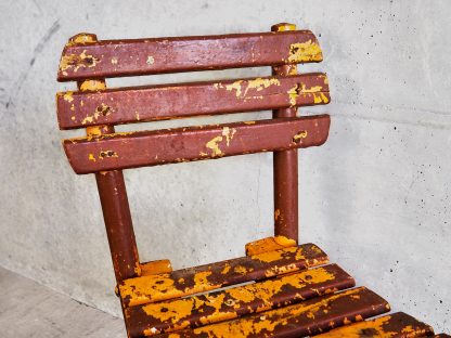 Chaise d'enfant en bois rouge et orange (France, vers 1950)