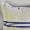 Cojín azul de lino natural confeccionado artesanalmente con sacos antiguos de harina #1
