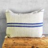 Cojín azul de lino natural confeccionado artesanalmente con sacos antiguos de harina #1