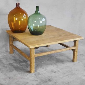 Mesa de centro cuadrada de madera antigua