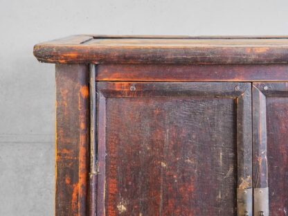 Cómoda antigua de madera maciza de color rojo burdeos (China, c.1870).