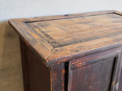 Cómoda antigua de madera maciza de color rojo burdeos (China, c.1870).