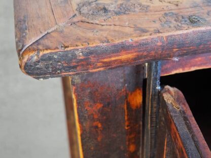 Cómoda antigua de madera maciza de color rojo burdeos (China, c.1870).