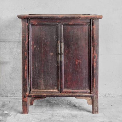 Cómoda antigua de madera maciza de color rojo burdeos (China, c.1870).