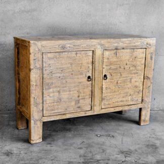 Aparador de madera color natural construido con madera antigua de olmo
