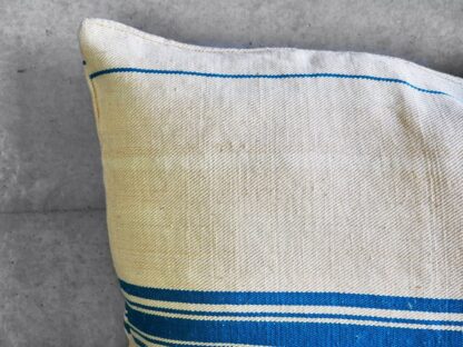 Coussin à rayures bleu turquoise fabriqué à partir de sacs anciens #12
